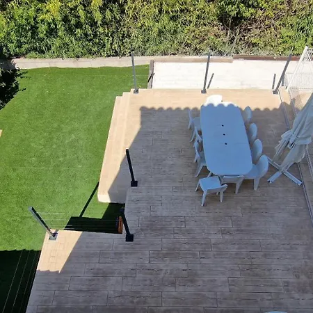 Pour 10 Personnes Avec Piscine Et Jacuzzi